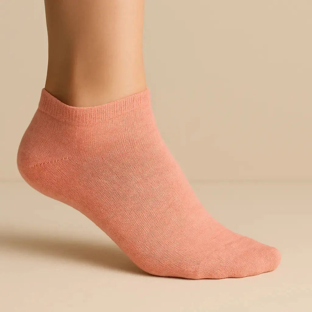 Chaussettes femmes socquettes rouge corail en coton sur pied mannequin