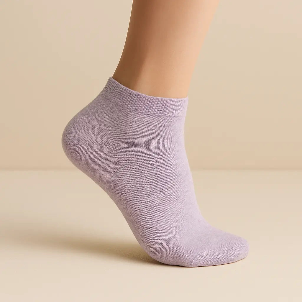 Chaussettes femmes socquettes violettes en coton sur pied mannequin