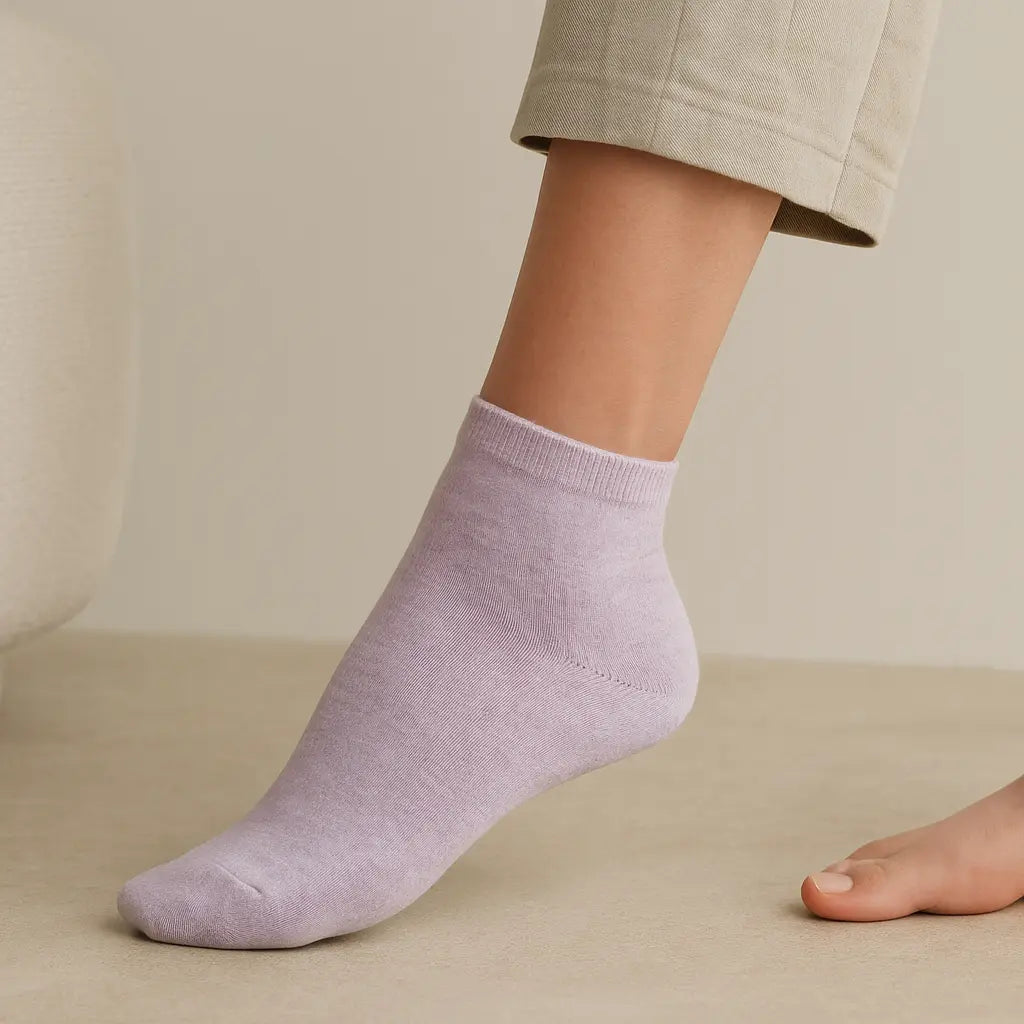 Chaussettes femmes socquettes violettes en coton en situation