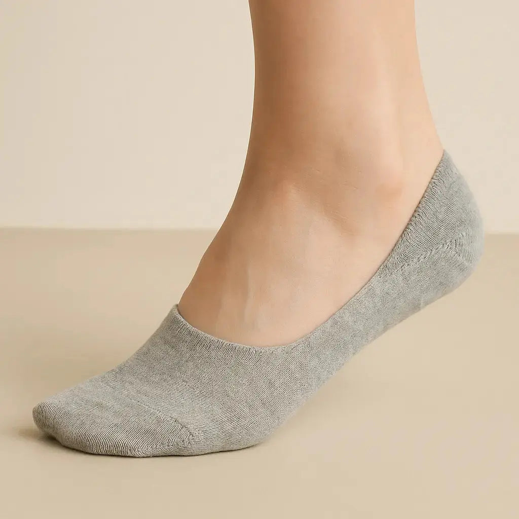 Chaussettes femmes socquettes gris clair en coton sur pied mannequin