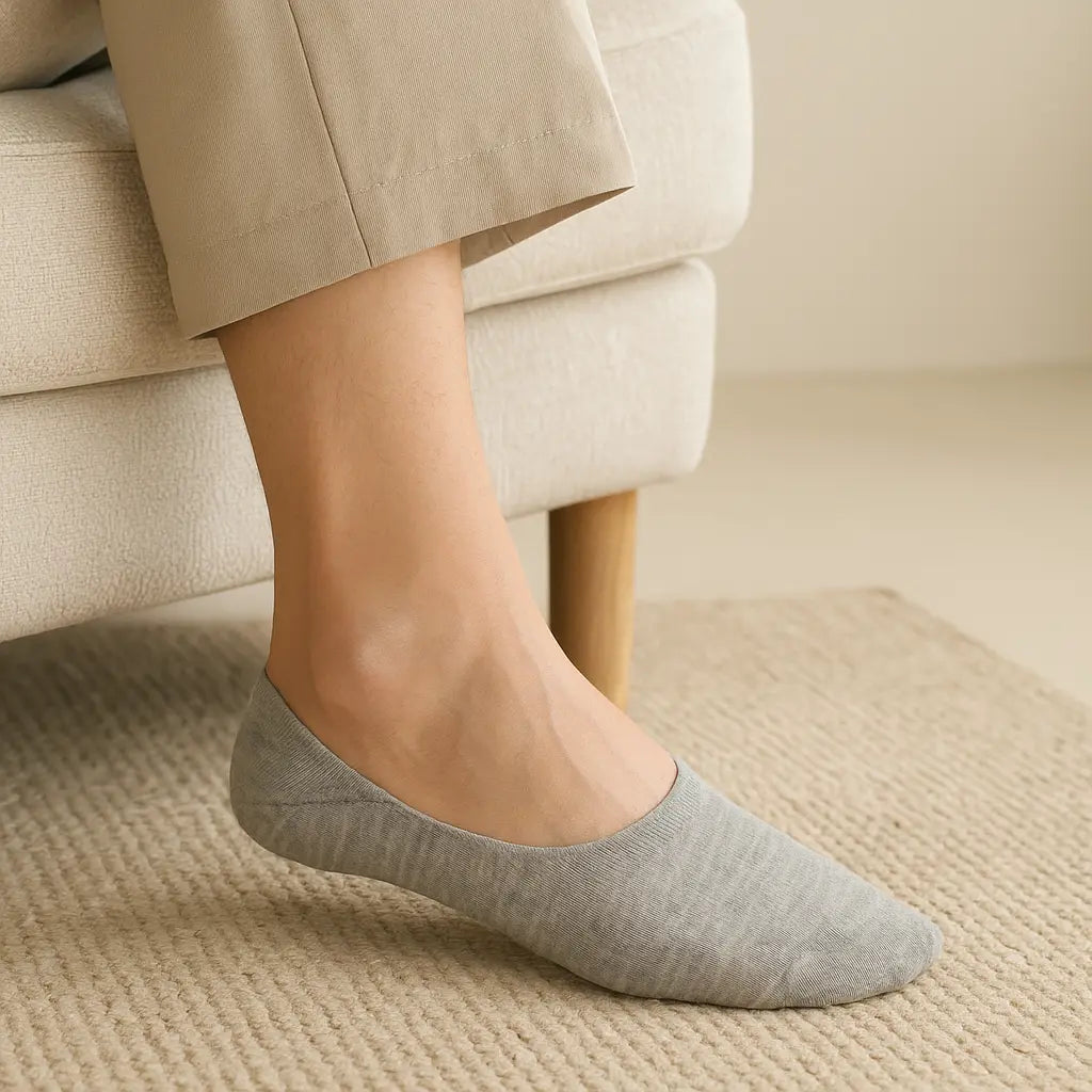 Chaussettes femmes socquettes gris clair en coton en situation