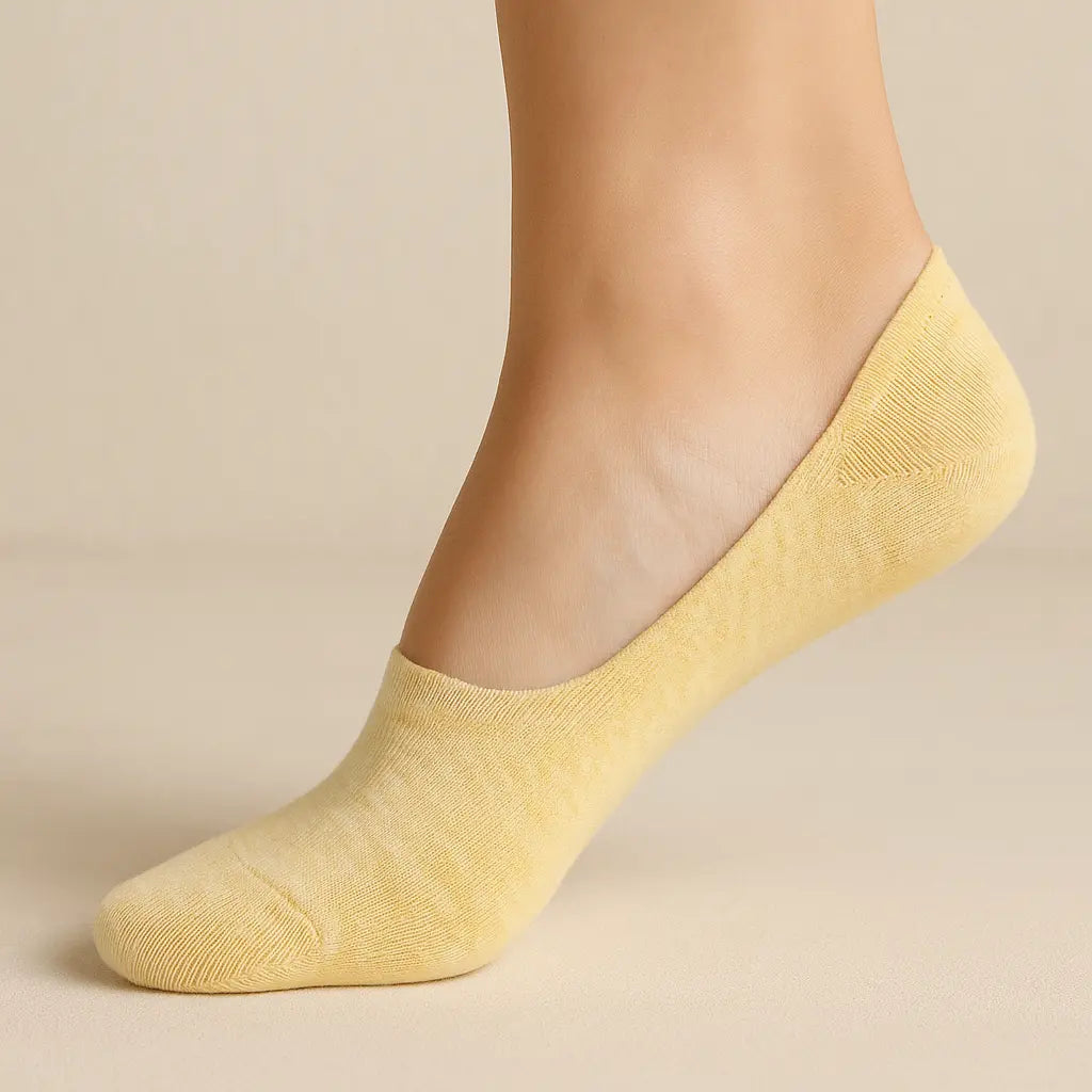 Chaussettes femmes socquettes jaune clair en coton sur pied mannequin