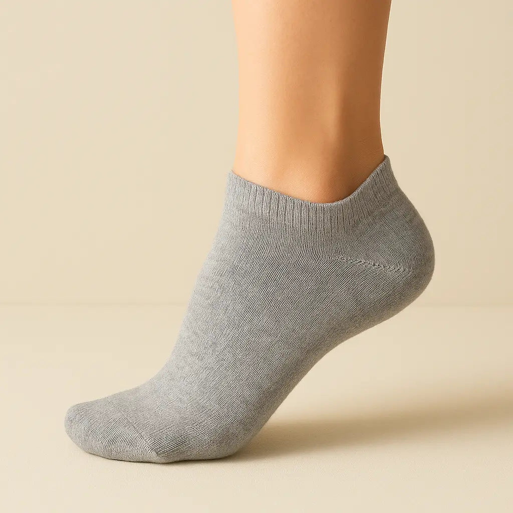 Chaussettes femmes socquettes gris clair en coton sur pied mannequin