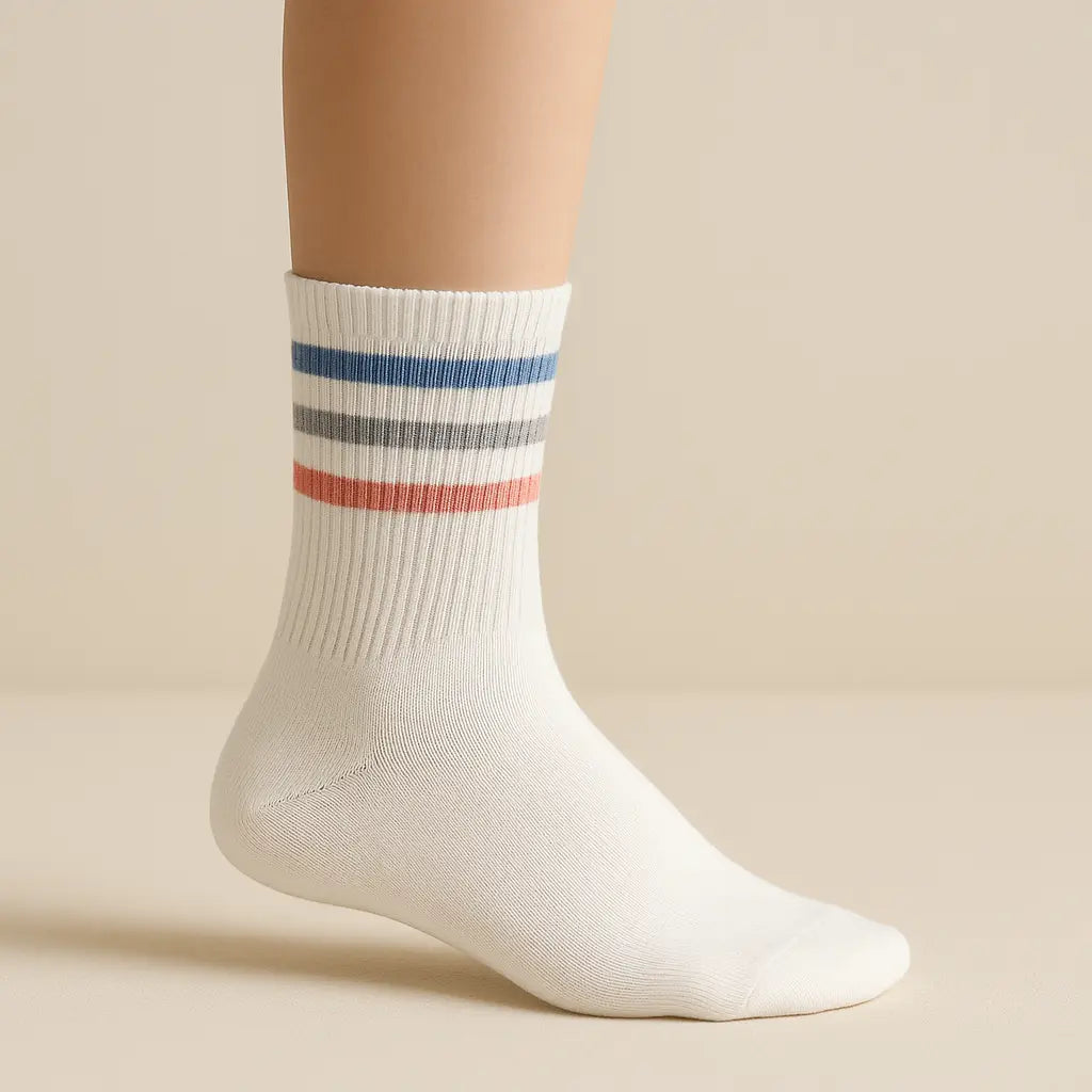 Chaussettes sport courtes femme en coton blanc sur pied mannequin