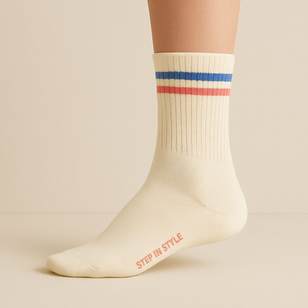 Chaussettes femmes sport mi-mollet en coton beige sur pied mannequin