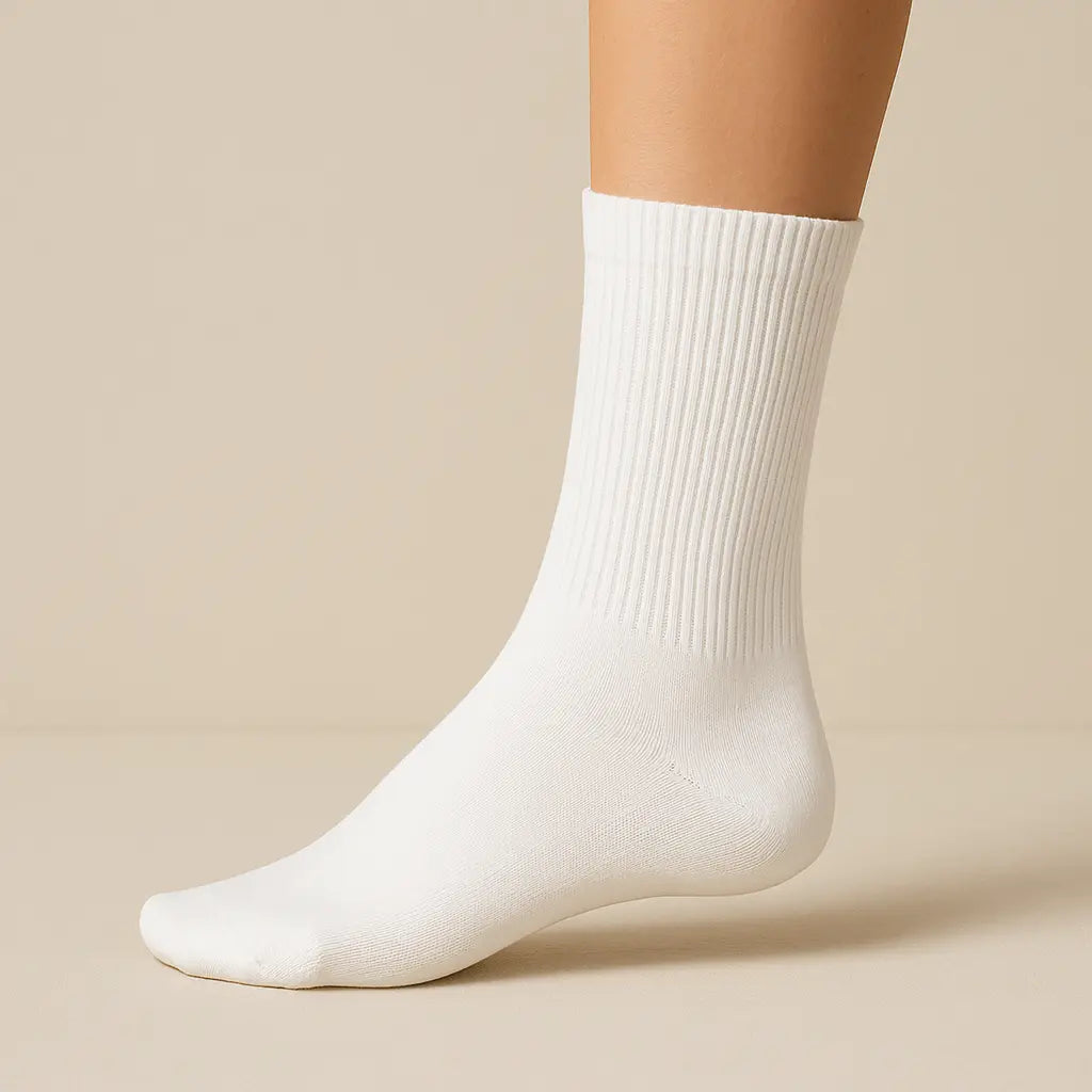 Chaussettes femmes sport mollet coton blanc sur pied mannequin