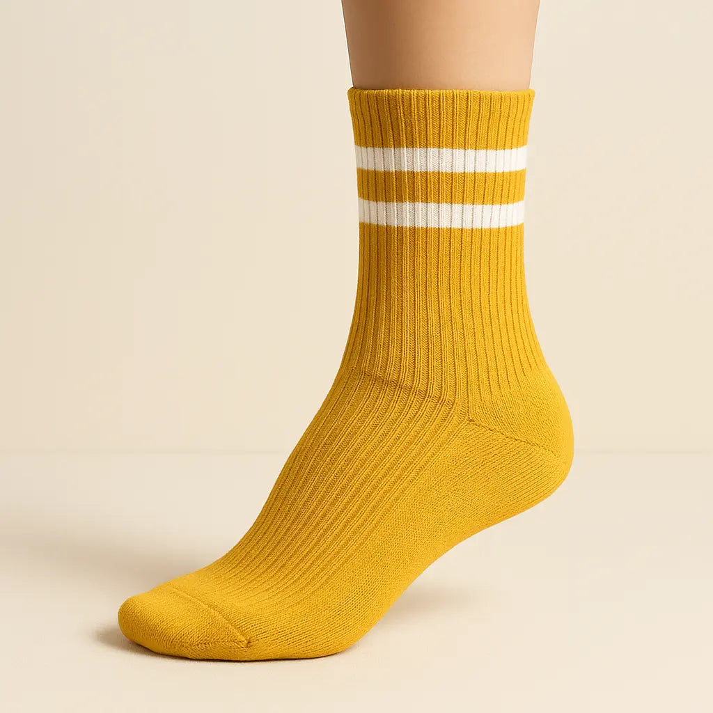 Chaussettes femmes sport mollet coton jaune sur pied mannequin