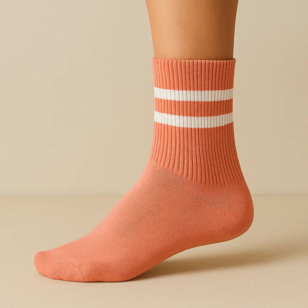 Chaussettes femmes sport mollet coton rose sur pied mannequin