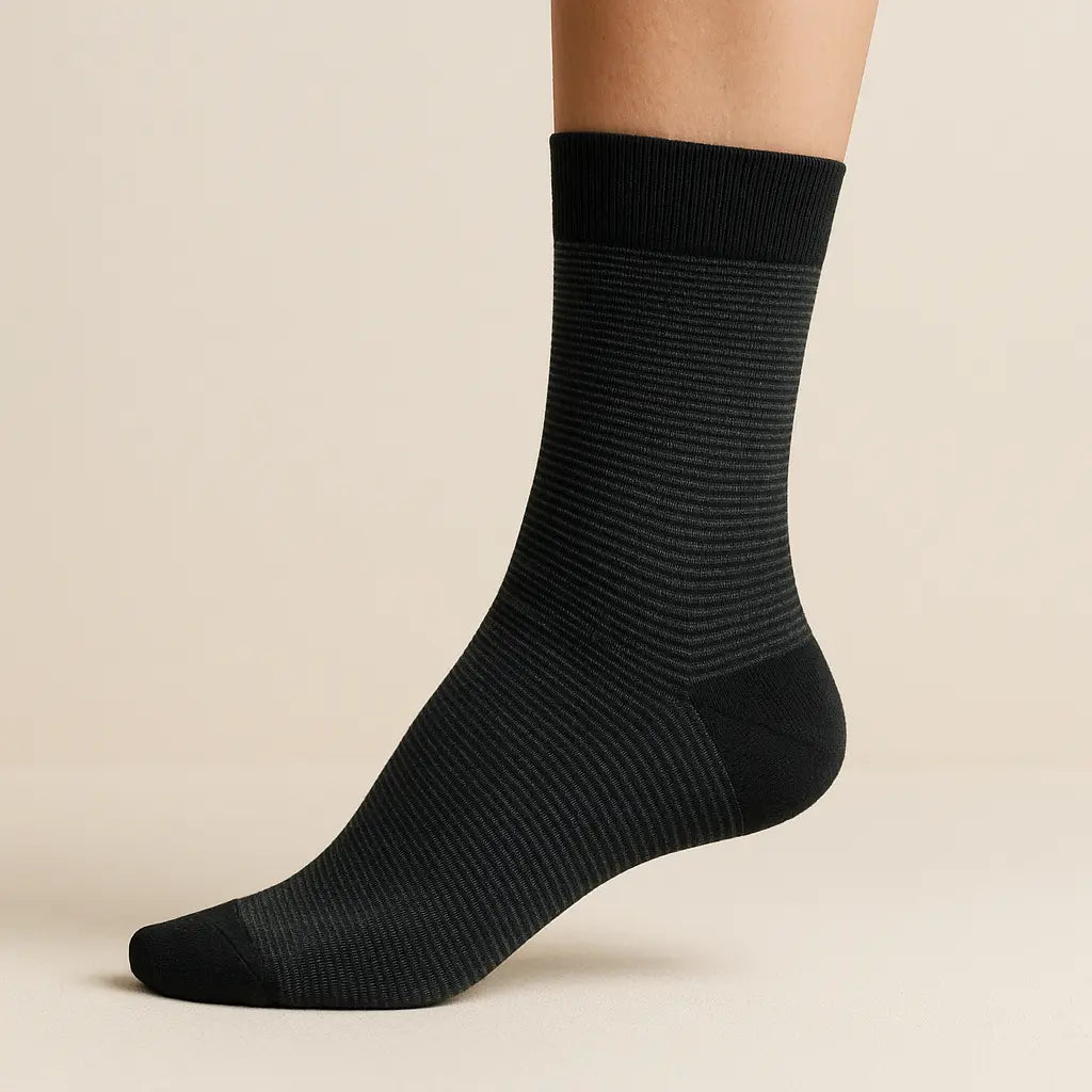 Chaussettes Homme City mi-mollet coton noir sur pied mannequin