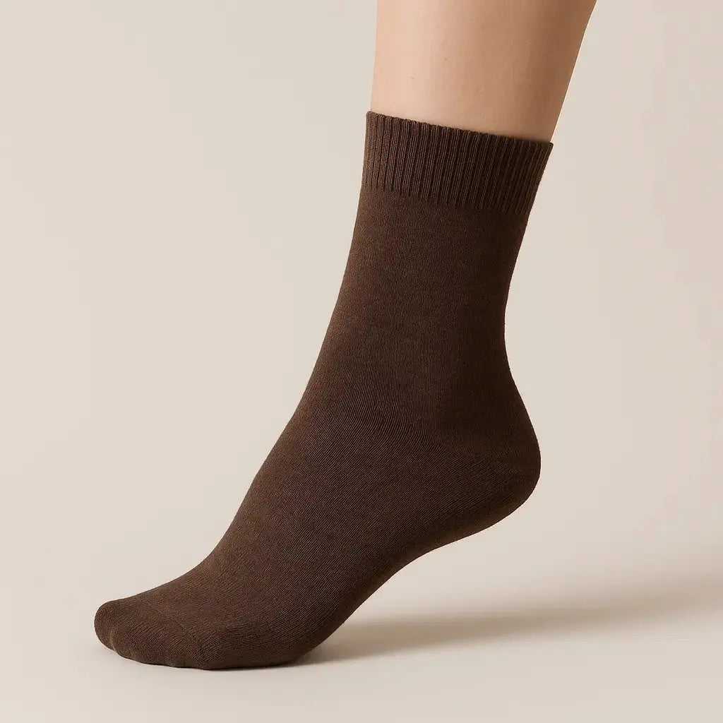 Chaussettes hommes marron en coton mi-mollet sur pied mannequin