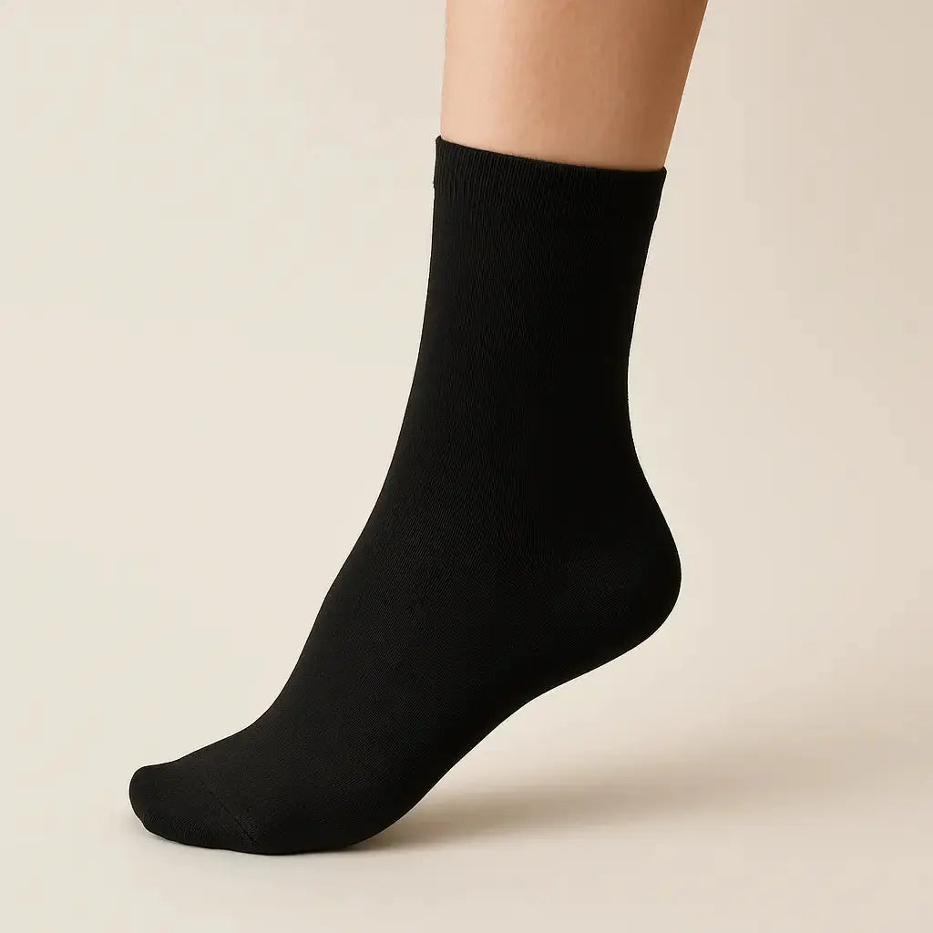 Chaussettes homme Couleurs noires en coton mi-mollet sur pied mannequin