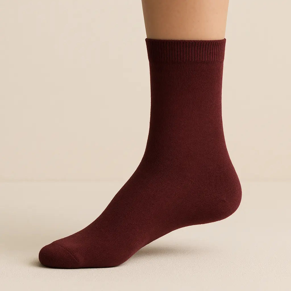Chaussettes hommes Couleurs rouge bordeaux en coton mollet sur pied mannequin