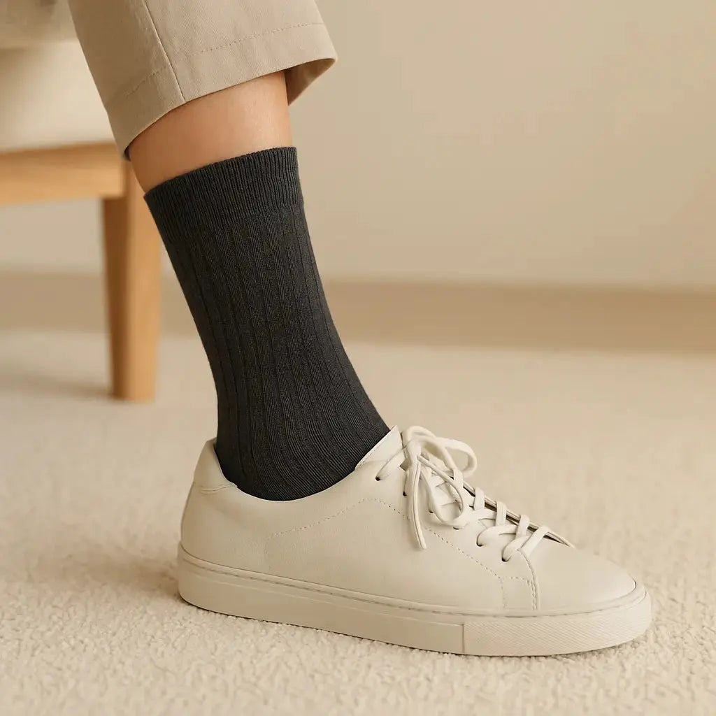 Chaussettes Hommes Couleurs Gris Foncé Mollet Coton en situation