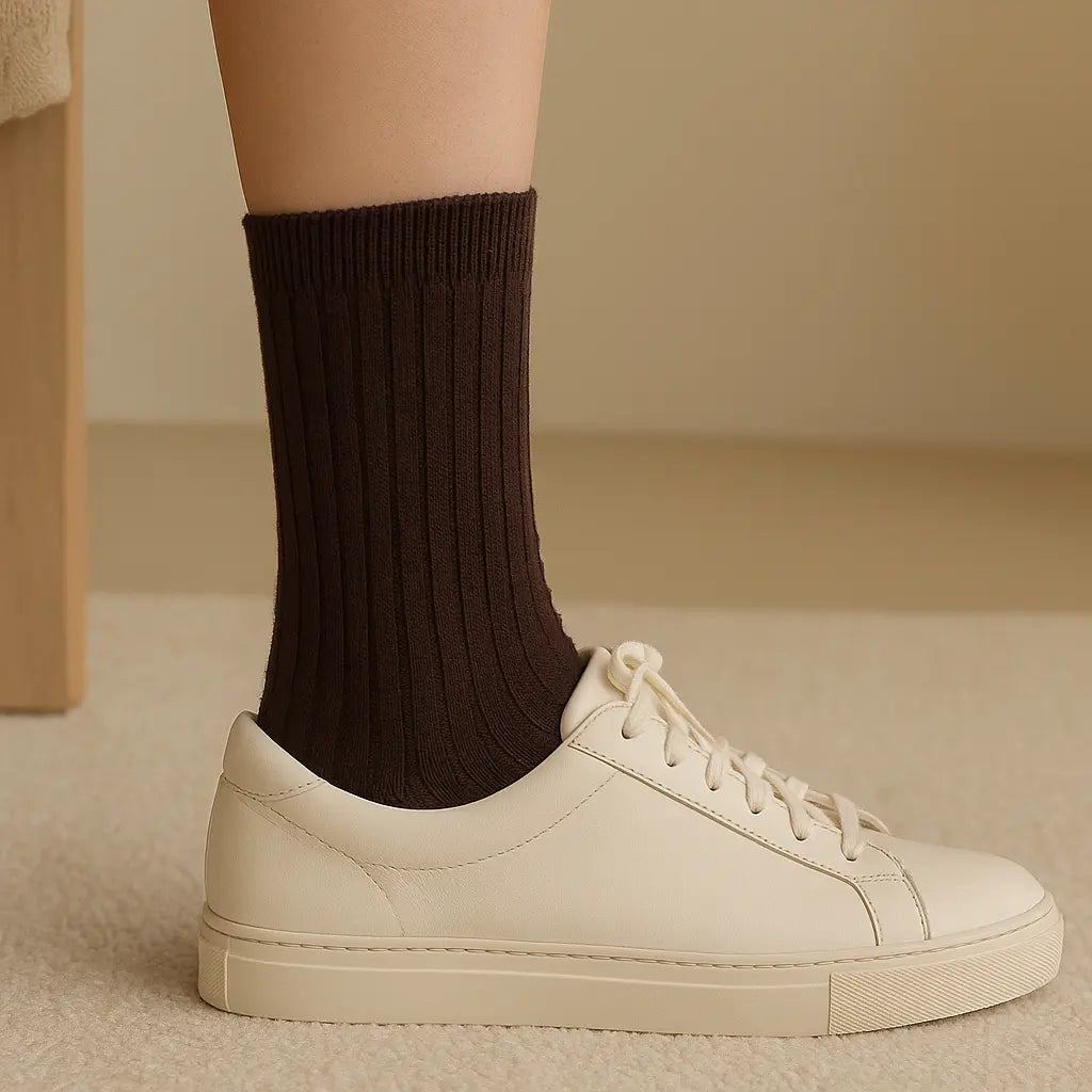 Chaussettes homme Couleurs marron mi-mollet en coton en situation