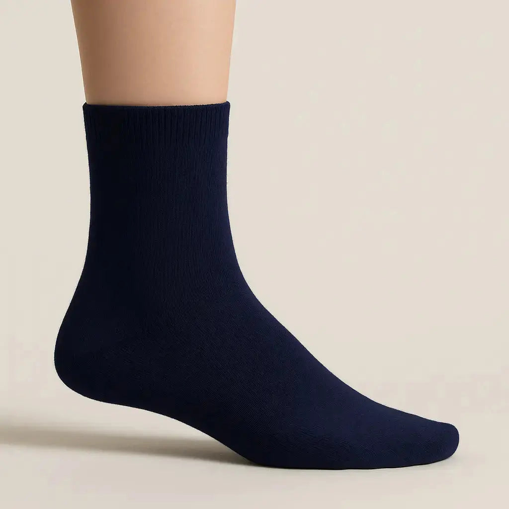 Chaussettes homme Essential mi-mollet coton bleu marine sur pied mannequin