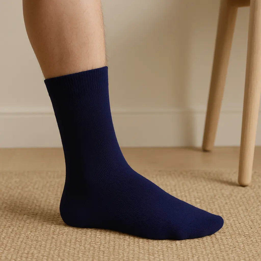 Chaussettes homme Essential mi-mollet coton bleu marine en situation