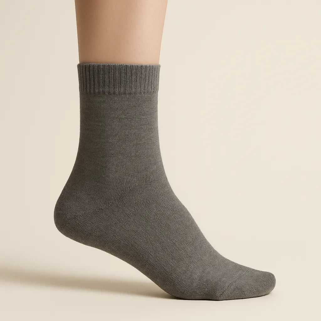 Chaussettes hommes Essential mi-mollet coton gris foncé sur pied mannequin