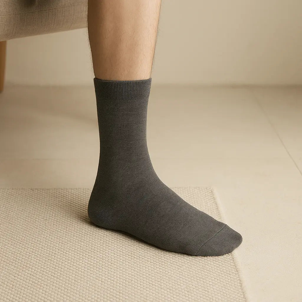 Chaussettes hommes Essential mi-mollet coton gris foncé en situation