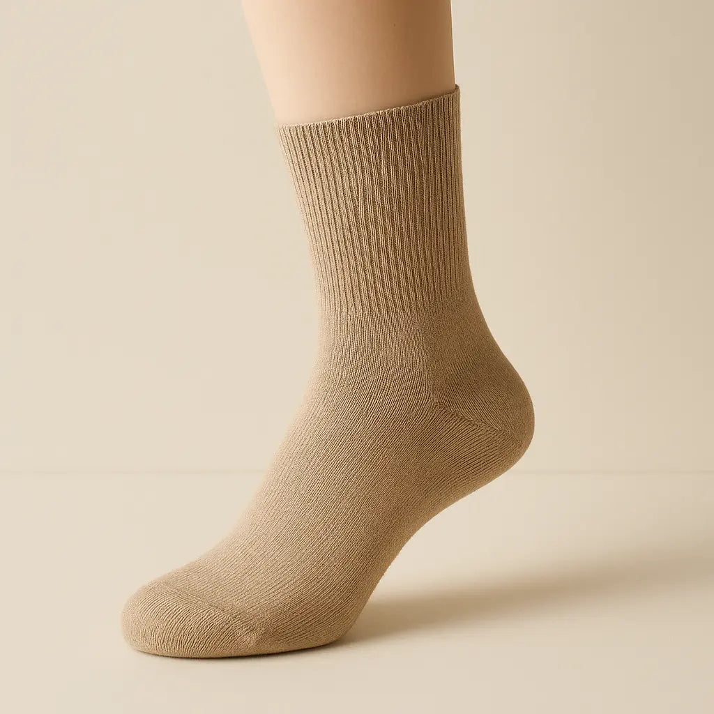 Chaussettes homme Essential mollet en coton beige sur pied mannequin