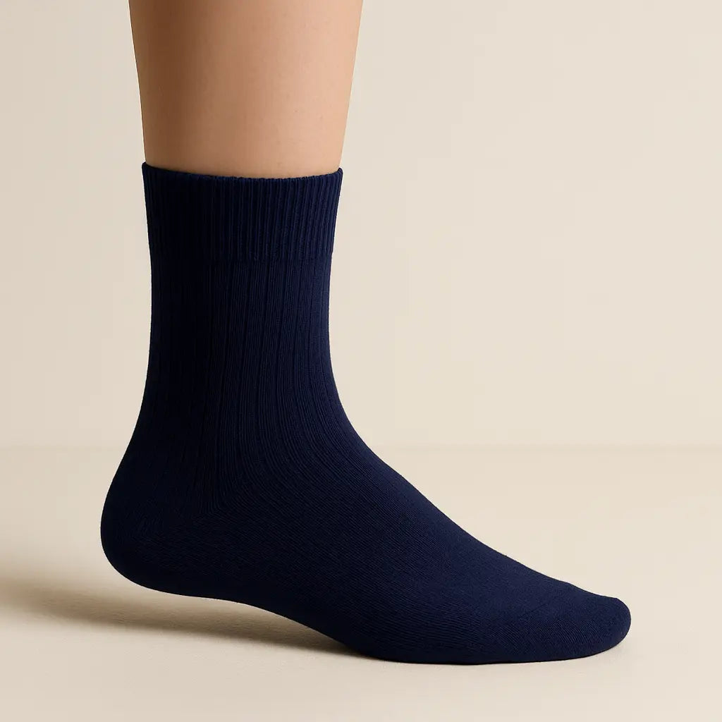 Chaussettes hommes Essential mollet coton bleu marine sur pied mannequin