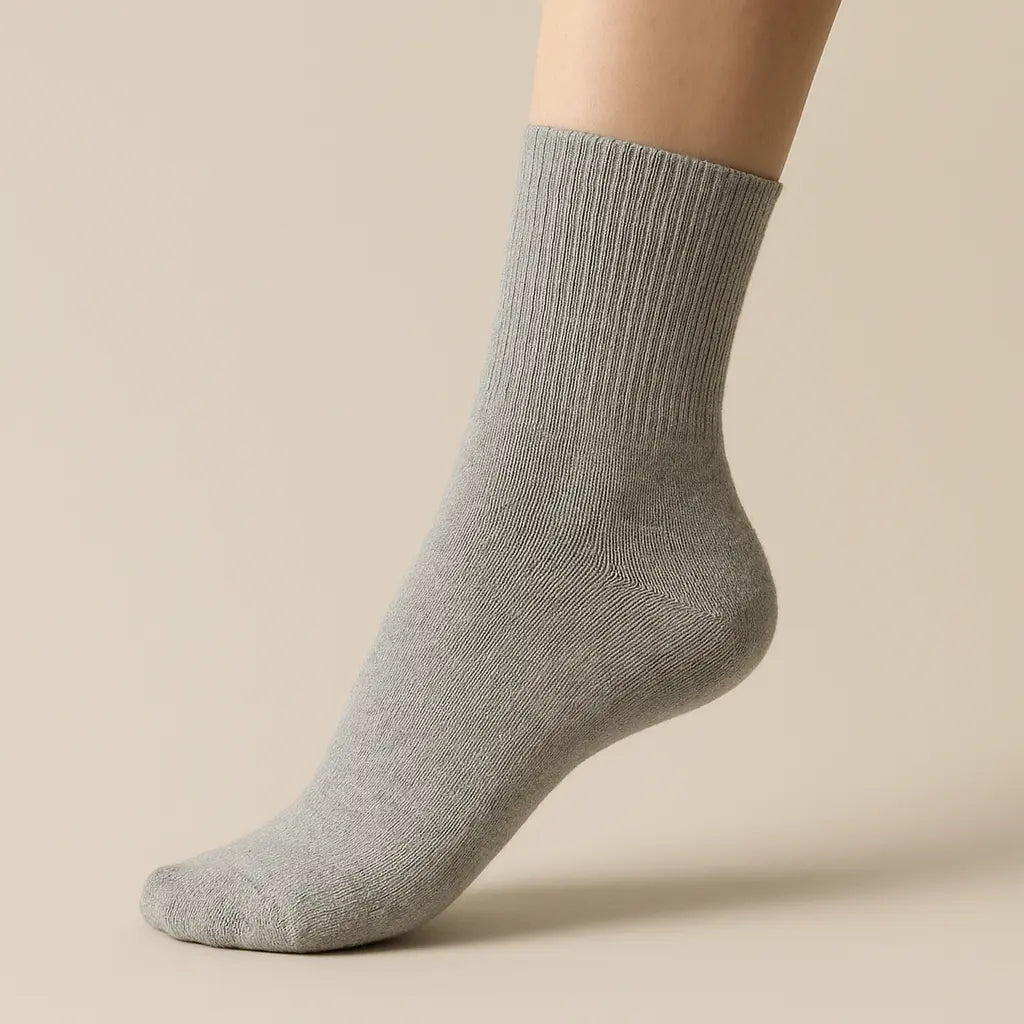 Chaussettes hommes Essential mollet coton gris clair sur pied mannequin