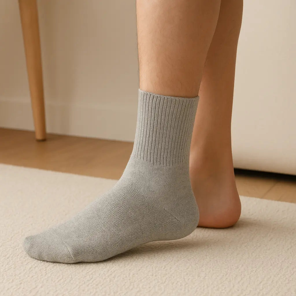 Chaussettes hommes Essential mollet coton gris clair en situation