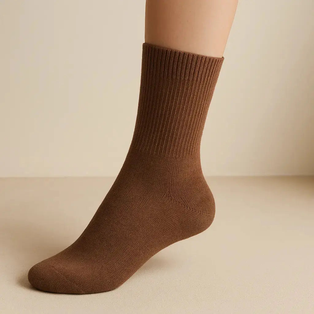 Chaussettes hommes Essential marron coton mi-mollet sur pied mannequin