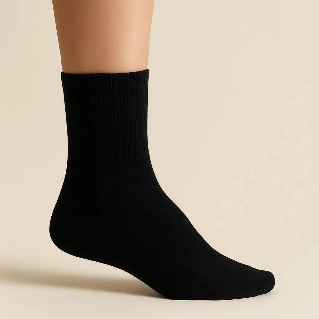 Chaussettes hommes Essential noir en coton mollet sur pied mannequin
