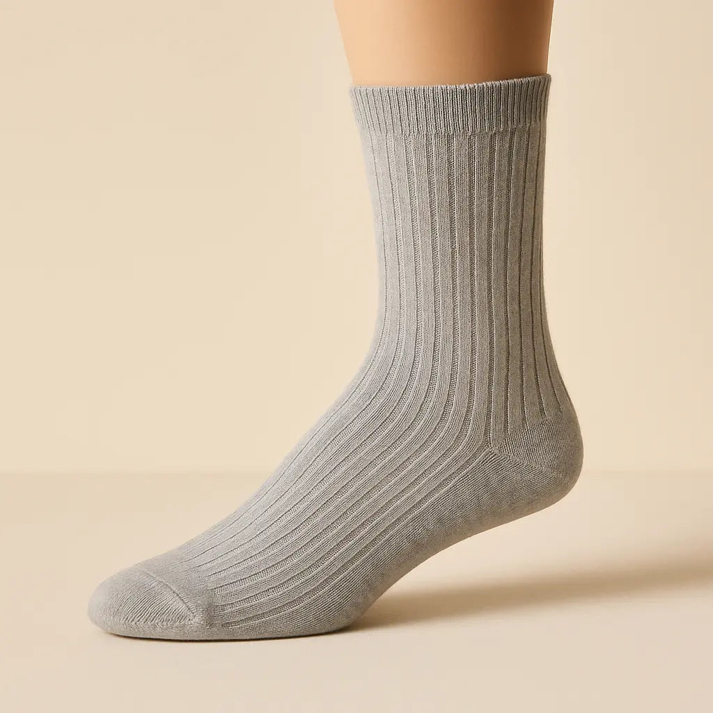 Chaussettes hommes Essential mollet coton gris clair sur pied mannequin