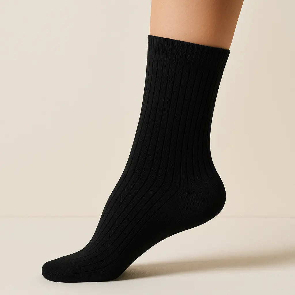 Chaussettes hommes Essential montantes en coton noir sur pied mannequin