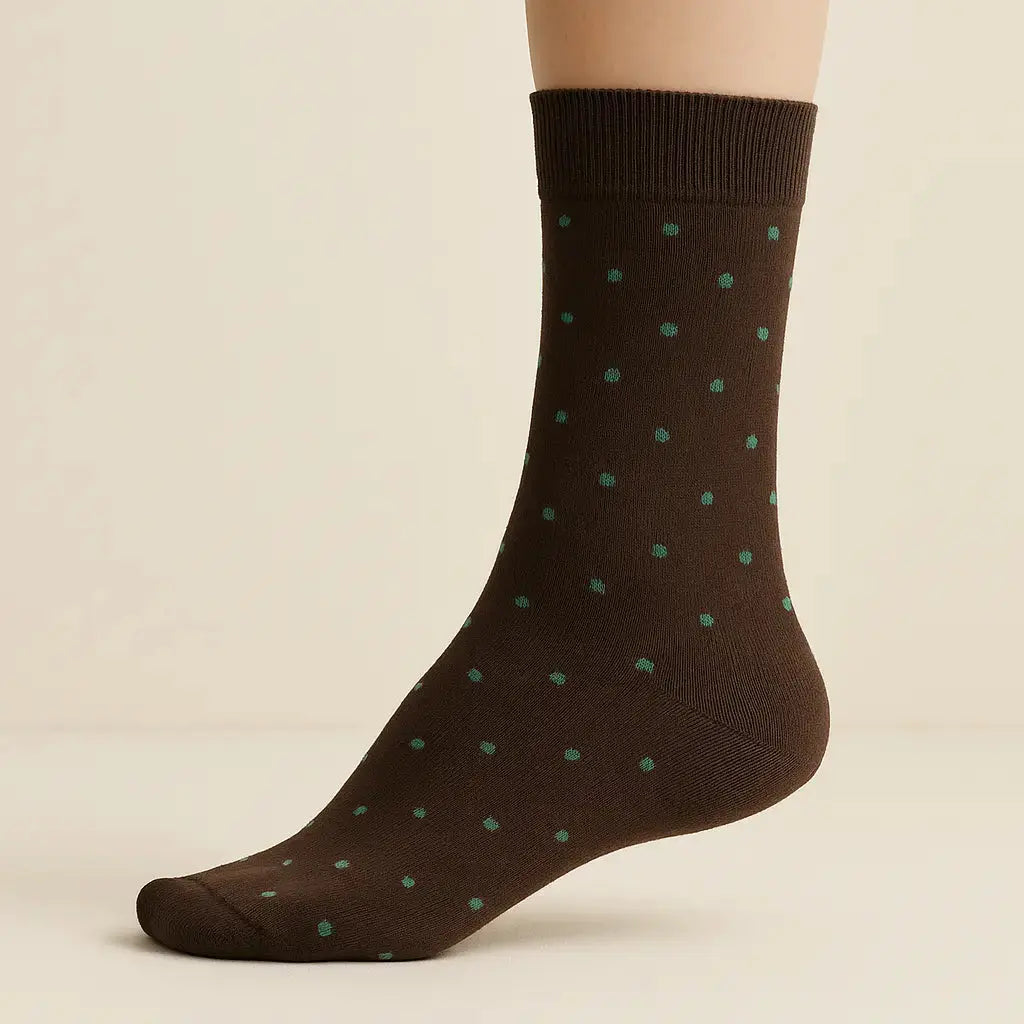 Chaussettes homme pois marron coton mi-mollet sur pied mannequin