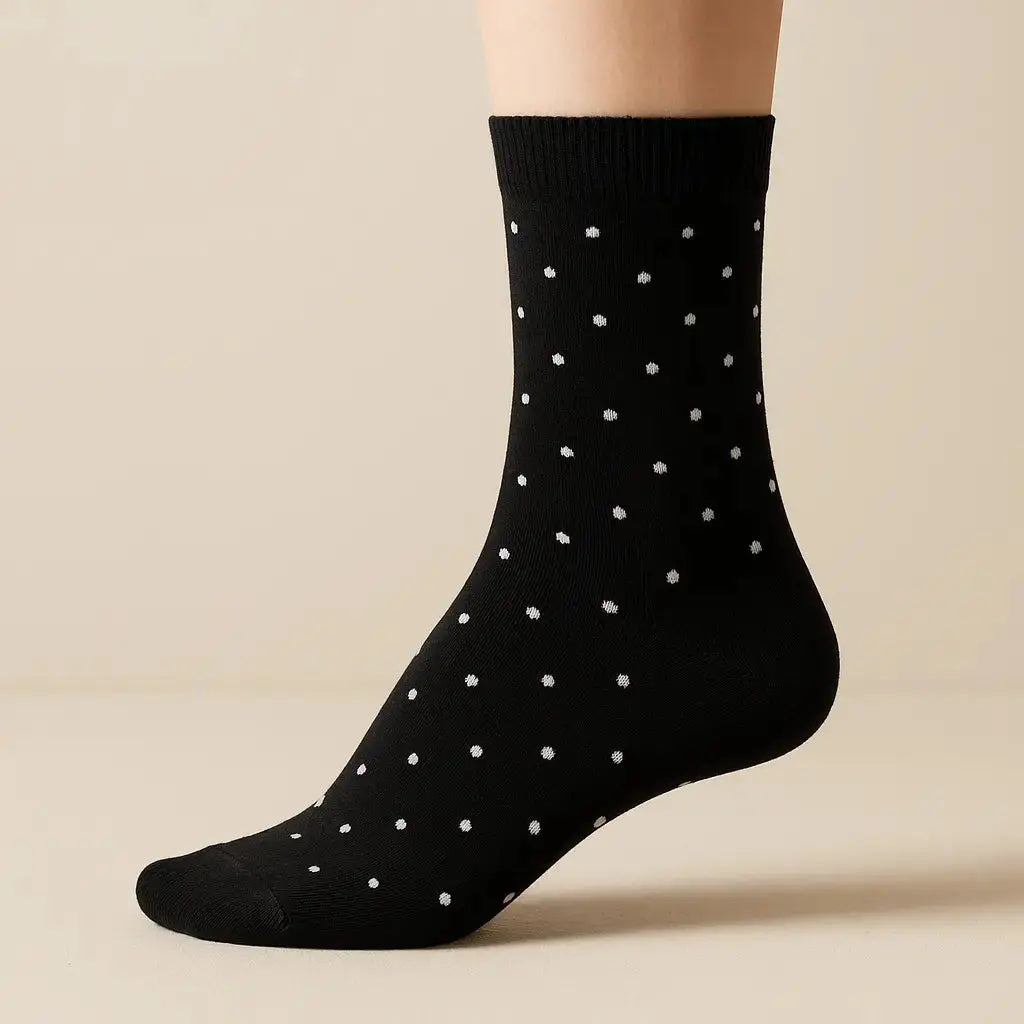 Chaussettes homme Pois noires en coton mi-mollet sur pied mannequin