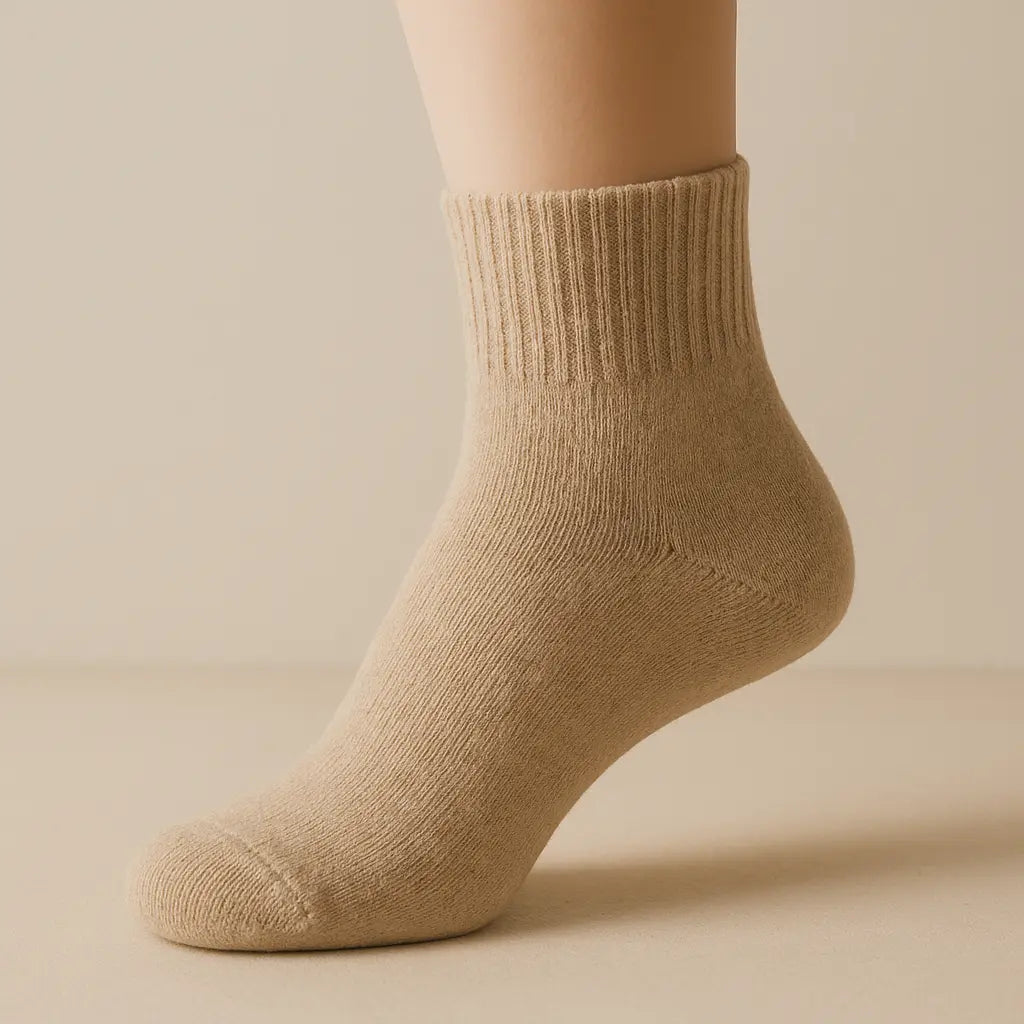 Chaussettes homme courtes beige en coton sur pied mannequin