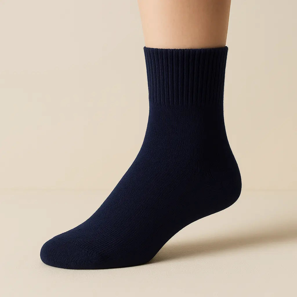 Chaussettes hommes courtes bleu marine en coton sur pied mannequin