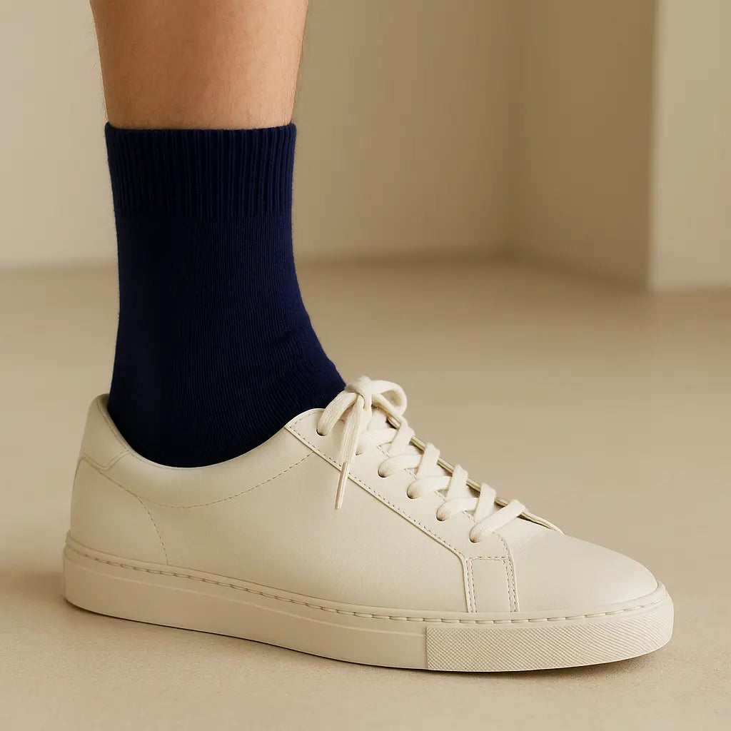 Chaussettes hommes courtes bleu marine en coton avec chaussures
