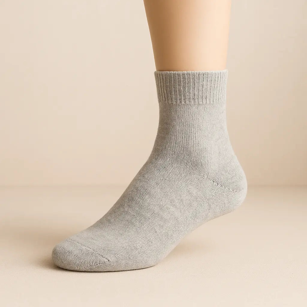 Chaussettes hommes courtes en coton gris clair sur pied mannequin