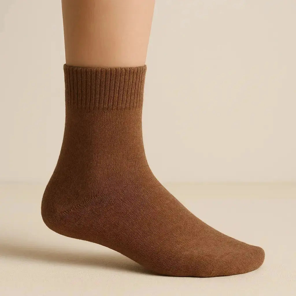Chaussettes homme courtes marron en coton sur pied mannequin