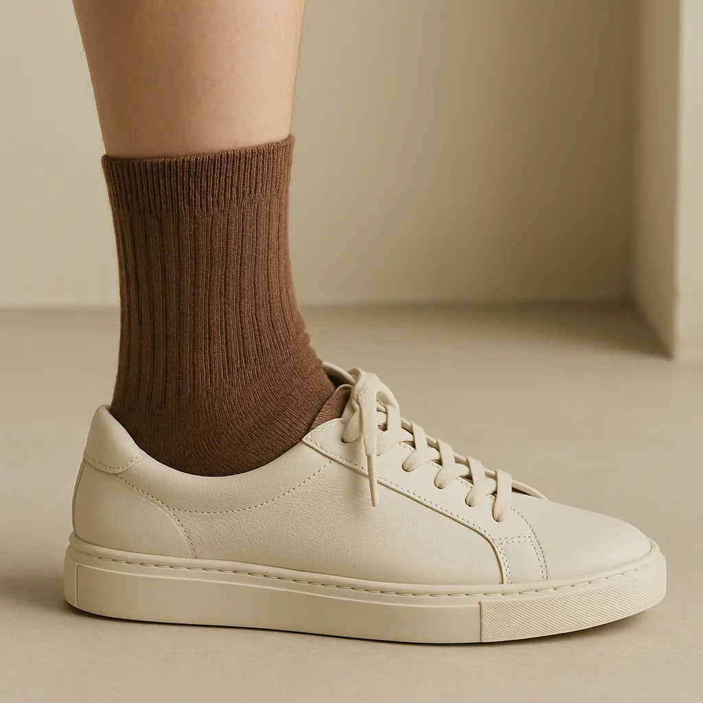 Chaussettes homme courtes marron en coton avec chaussures