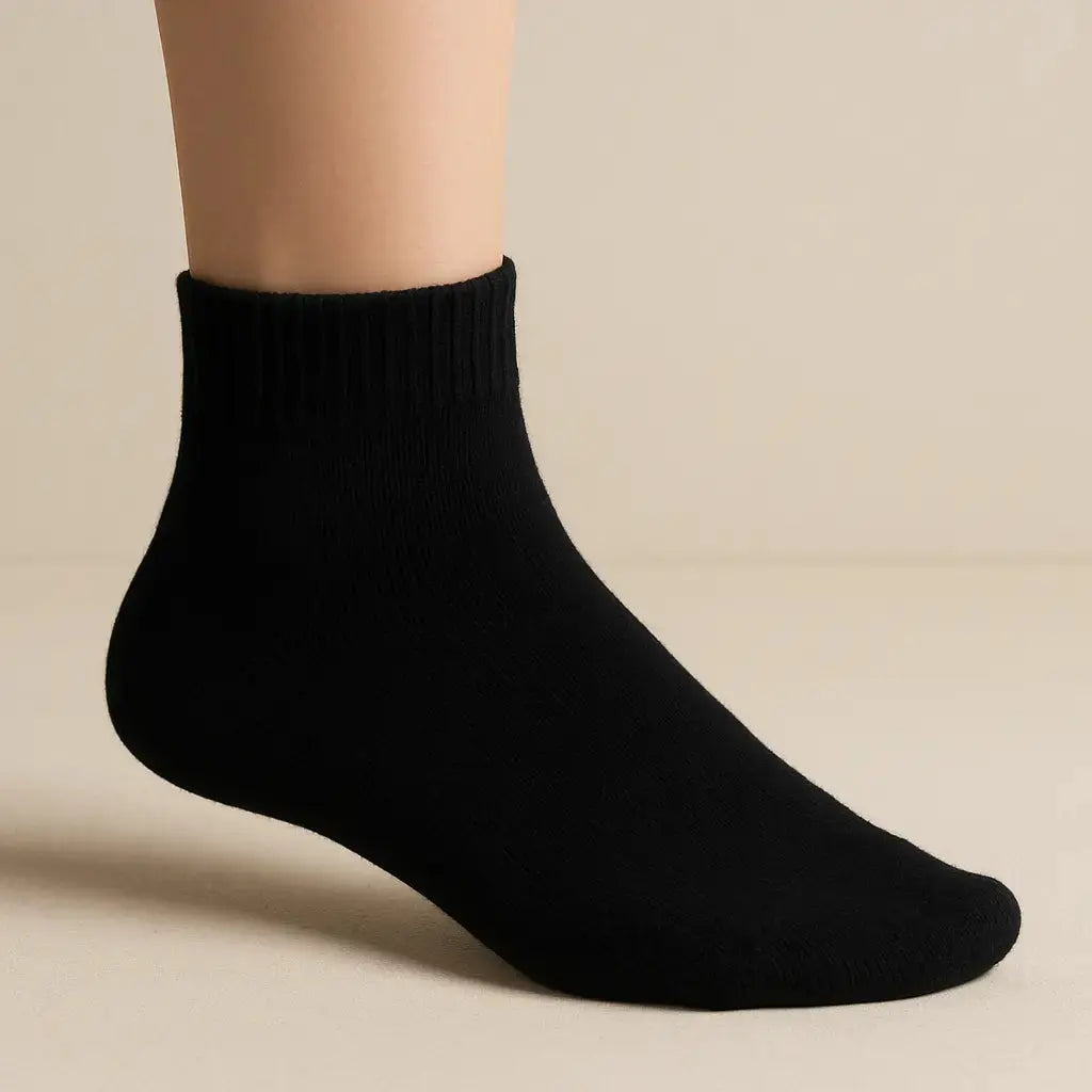 Chaussettes homme courtes noires en coton sur pied mannequin