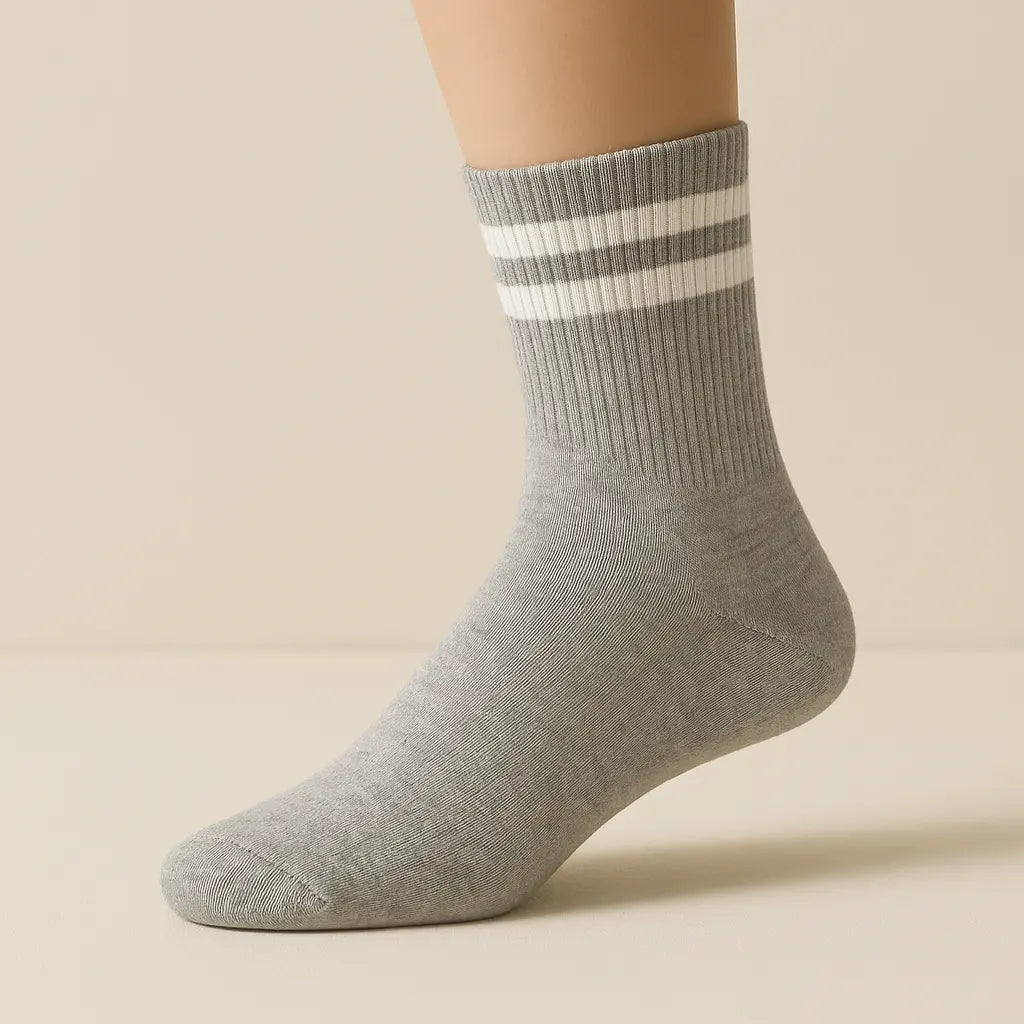 Chaussettes homme courtes en coton gris clair sur pied mannequin