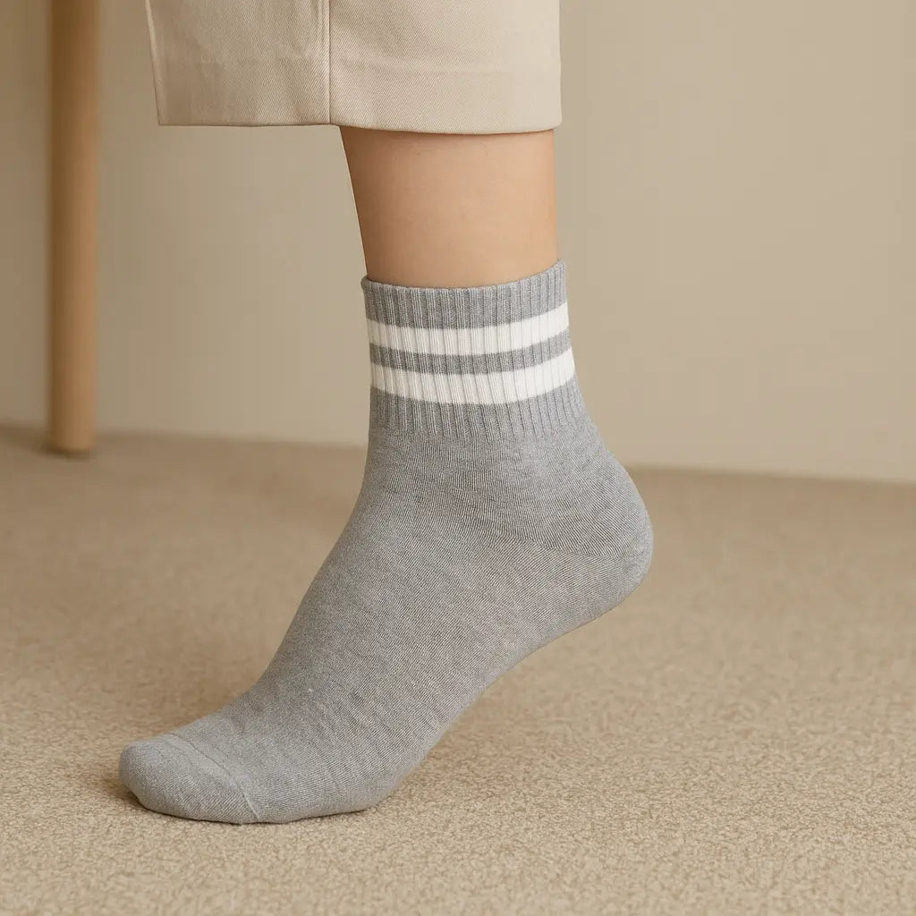 Chaussettes homme courtes en coton gris clair en situation