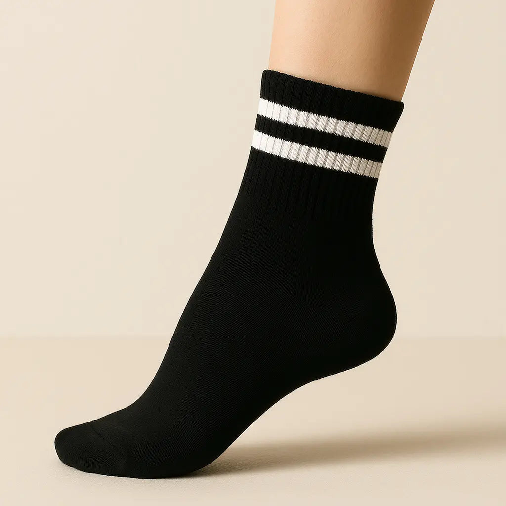 Chaussettes homme courtes en coton noir SOXX sur pied mannequin
