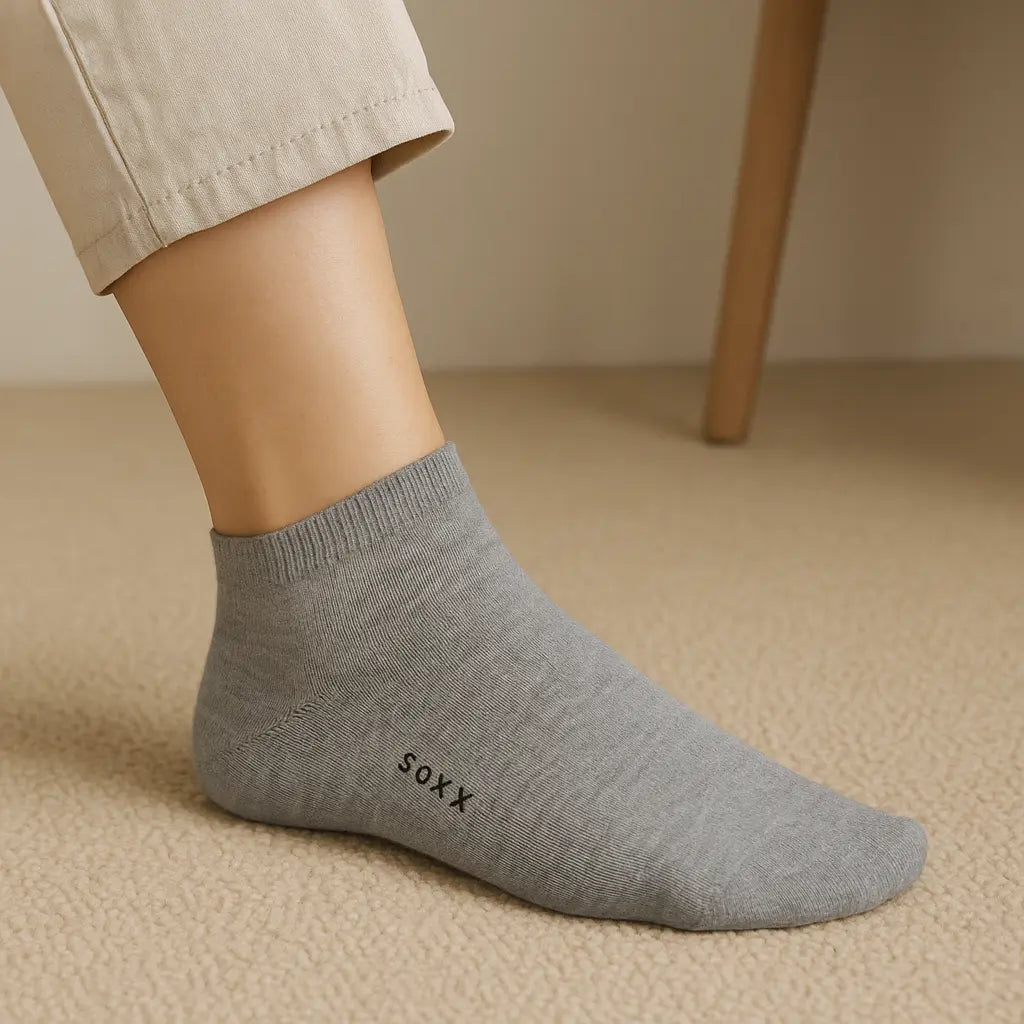 Chaussettes Homme Socquettes en Coton Gris Clair en situation