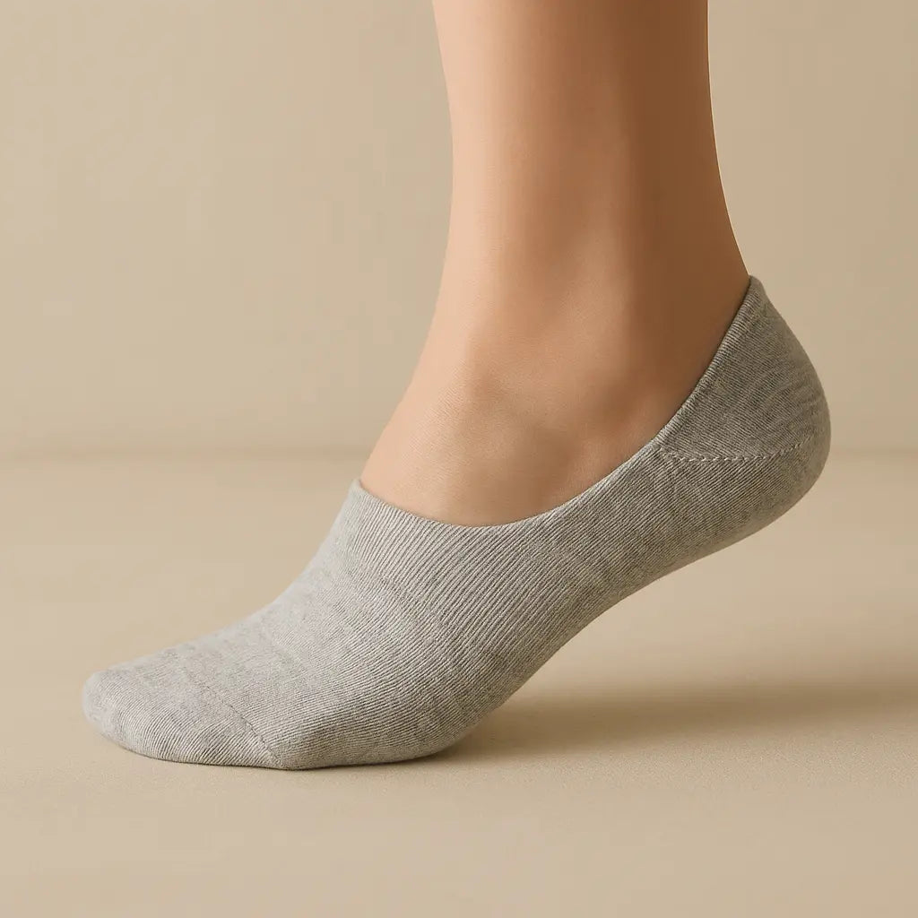 Chaussettes hommes socquettes gris clair en coton sur pied mannequin