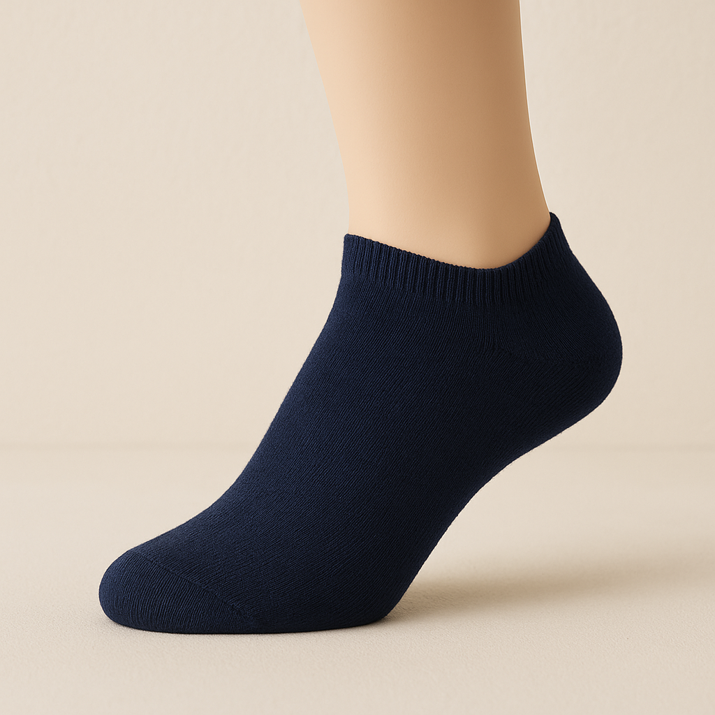 Chaussettes hommes court bleu marine en coton socquette sur pied mannequin