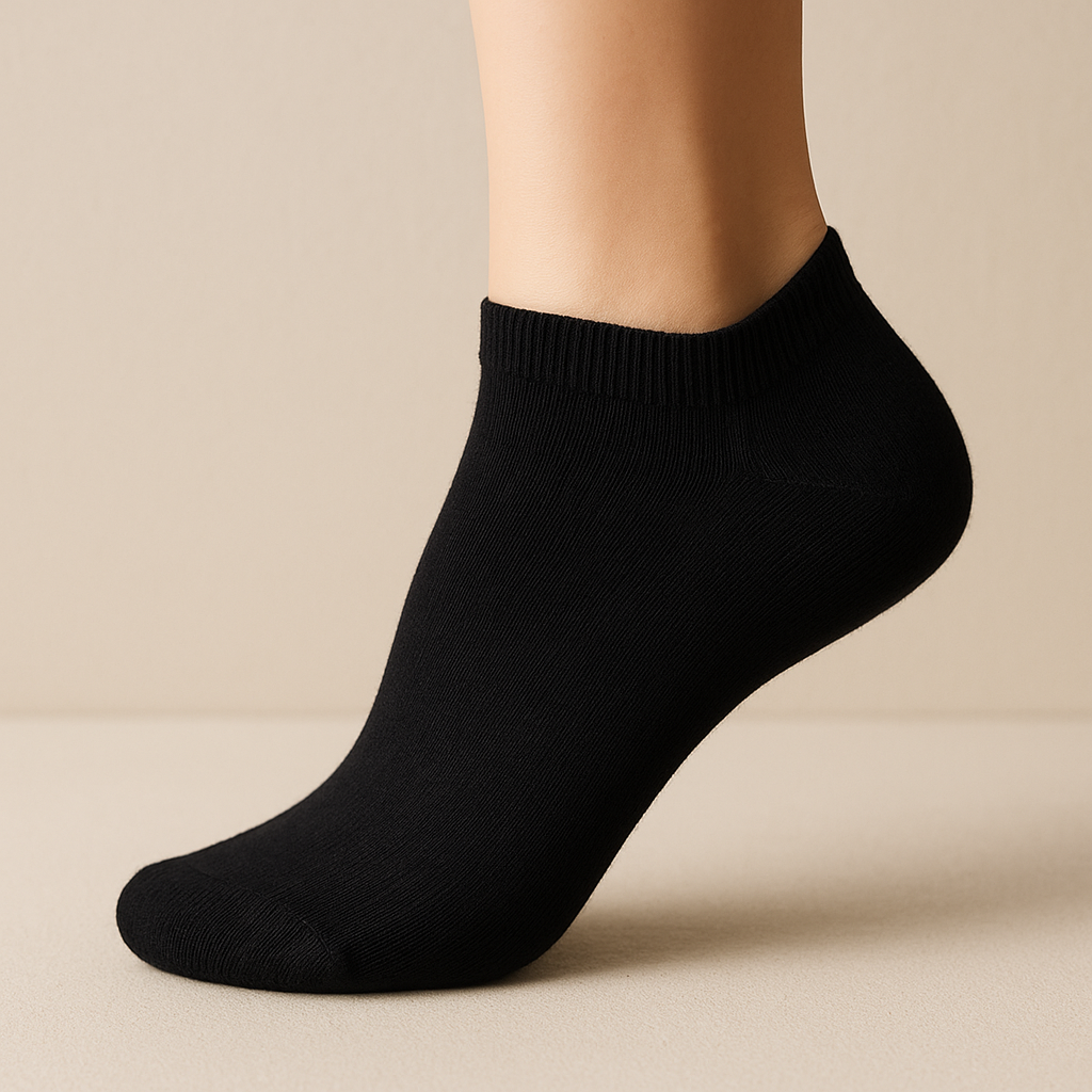 Chaussettes hommes courtes noires en coton socquette sur pied mannequin