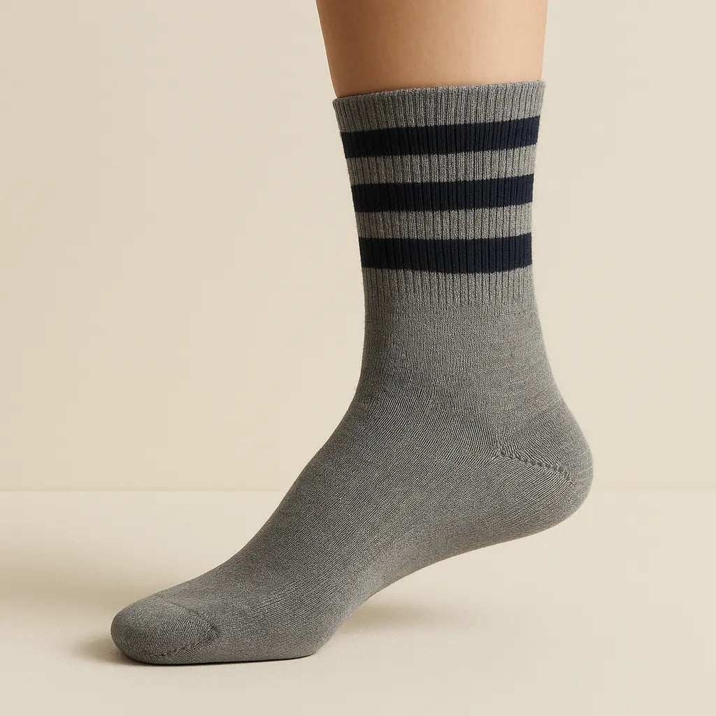 Chaussettes hommes sport mi-mollet coton gris foncé sur pied mannequin