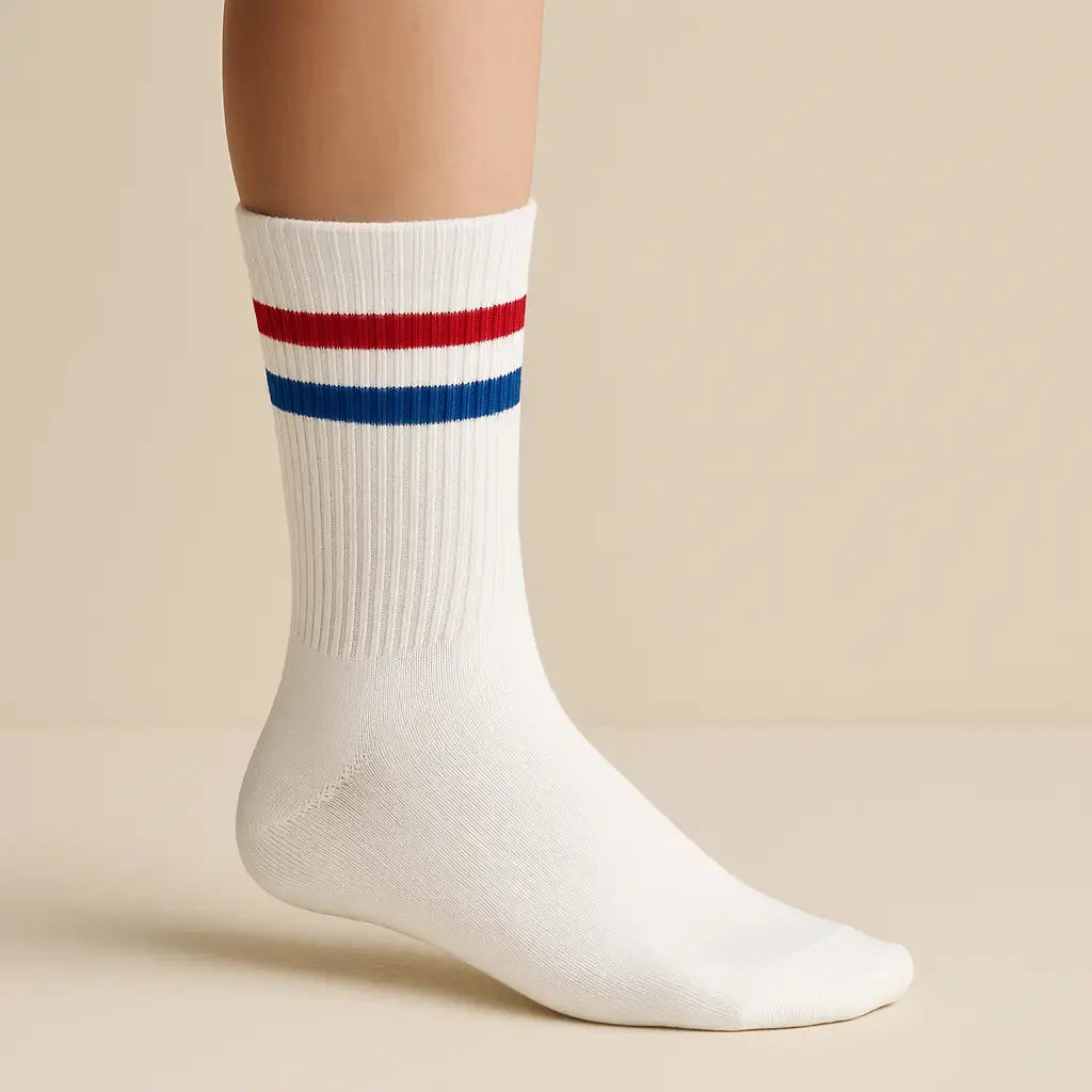 Chaussettes hommes sport mi-mollet coton blanches sur pied mannequin