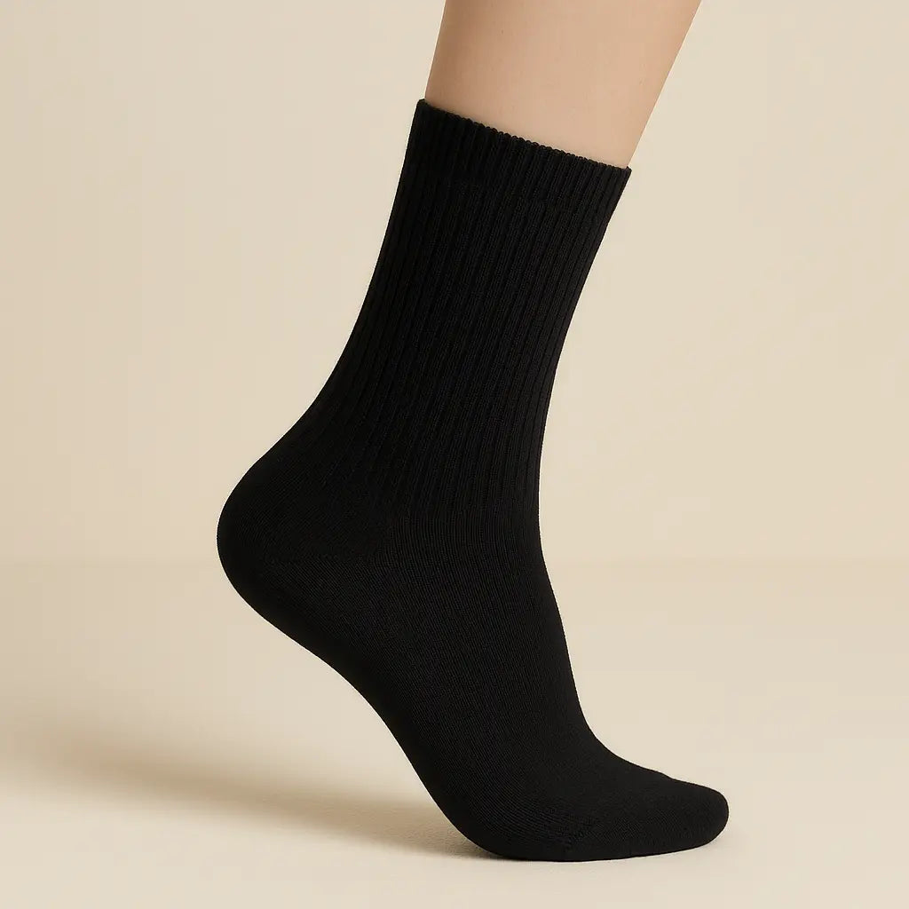Chaussettes hommes sport mi-mollet en coton noir sur pied mannequin